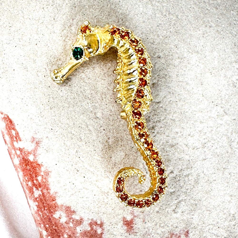 Vintage Unsigned Gold Tone Textured Seahorse Brooch‎ Green Rhinestone Eye